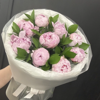 Зефирка из 9 фиолетовых пионов и рускуса