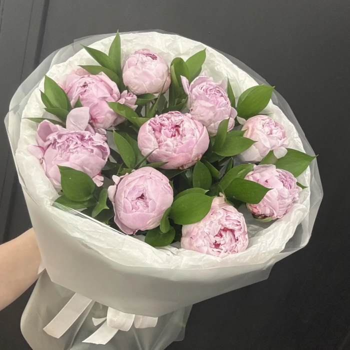 Зефирка из 9 фиолетовых пионов и рускуса